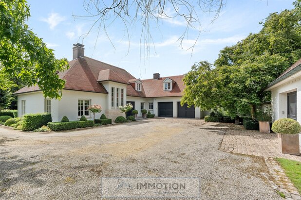 Exclusief wonen in alle comfort: deze centraal gelegen villa op 2.000 m² combineert tijdloze elegantie met royale leefruimtes, hoogwaardige afwerking en een oase van rust in het groen. Regio Bavikhove