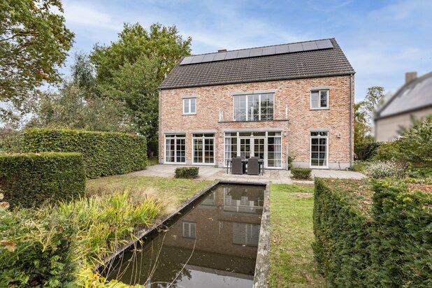 Ruime villa: b.j 2003 met 3-5 slpk, gelegen op 1.192m²