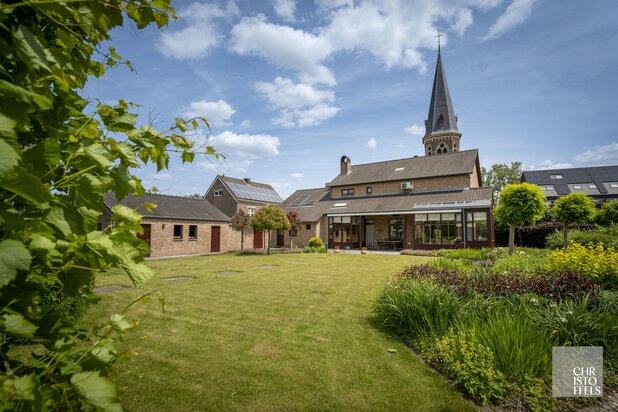 Riante vrijstaande woning mét praktijkruimte in het centrum van Opgrimbie!