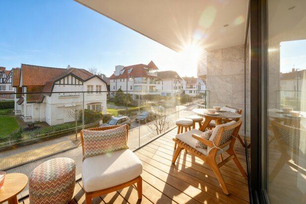 Subliem appartement met zonneterras, genietend van prachtige open zichten op het groen en de villa's van het Zoute.
