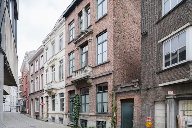 Bijzondere te renoveren herenwoning met unieke ligging aan het water