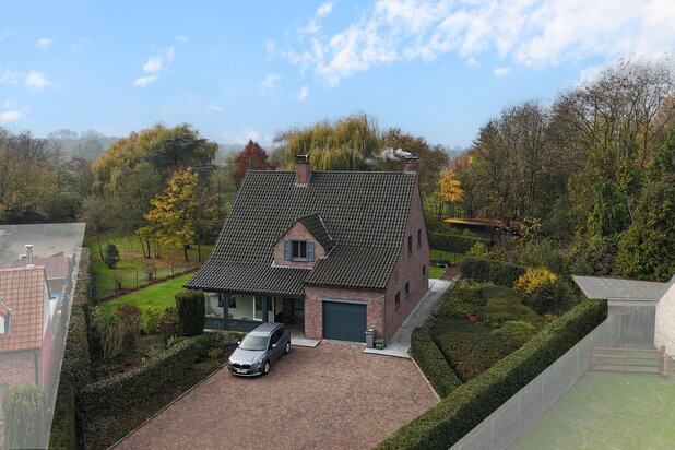 Exclusieve eigendom op bijna 13 000m2 met tuin, weiland, bos en stallingen