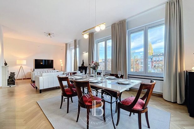 Bois de la Cambre- Gerenoveerde flat te koop- Garage