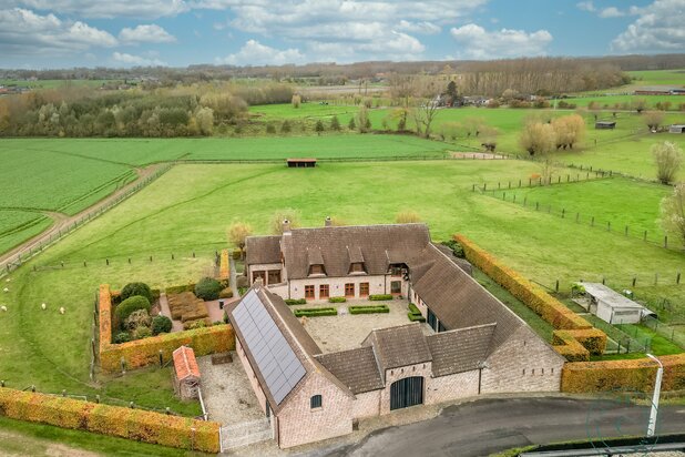 Authentieke vierkantshoeve op een mooi perceel