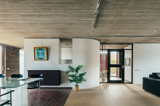 Stoer 70’s brutalisme van Roger Vanhoof met grote tuin