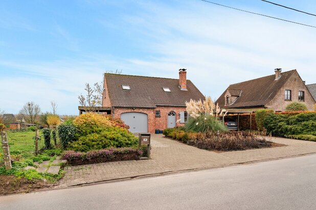 Villa met 1000 m² tuin, 5 slpkmrs en zonnepanelen