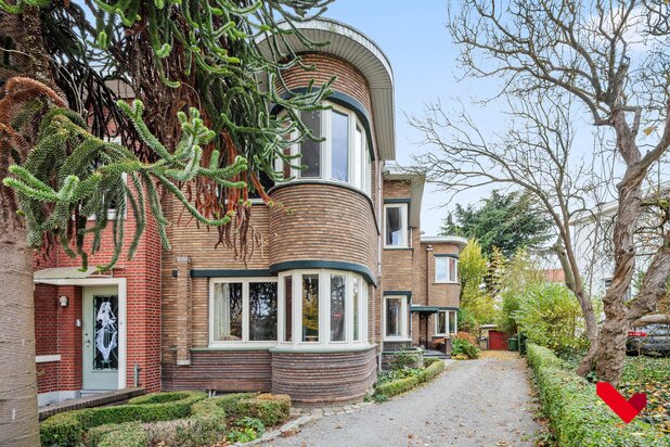 Maison de caractère avec grand jardin et garage