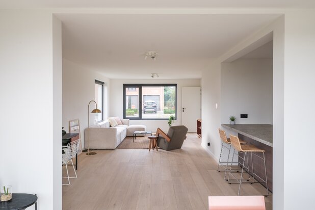 Hoogwaardig gerenoveerde gezinswoning met 4 slaapkamers en landelijke zichten – nabij station Hansbeke