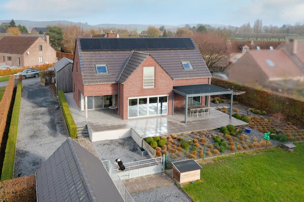 Rustig gelegen recente villa met zicht op de Kluisberg.