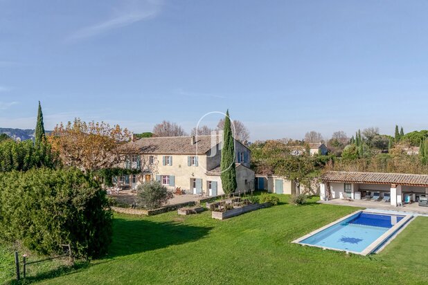 For sale – 19th-century Provençal house with outbuildings and pool in the countryside of Cavaillon