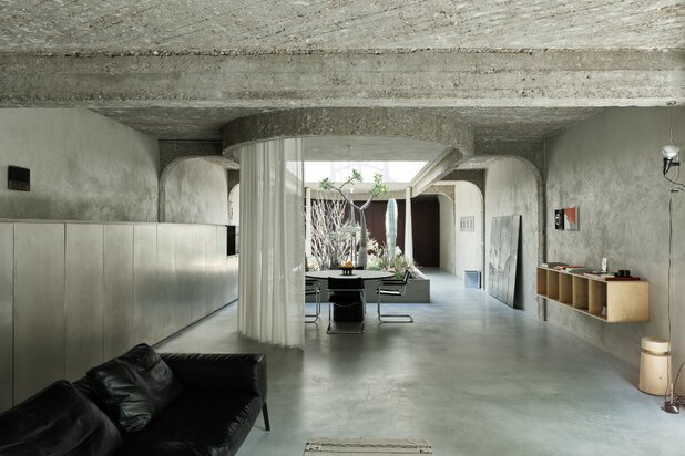 Uniqum - Architectuur tot op haar essentie. Een bijzonder doordacht brutalistisch appartement met tuin op een gegeerde locatie nabij het Sint-Pietersstation.