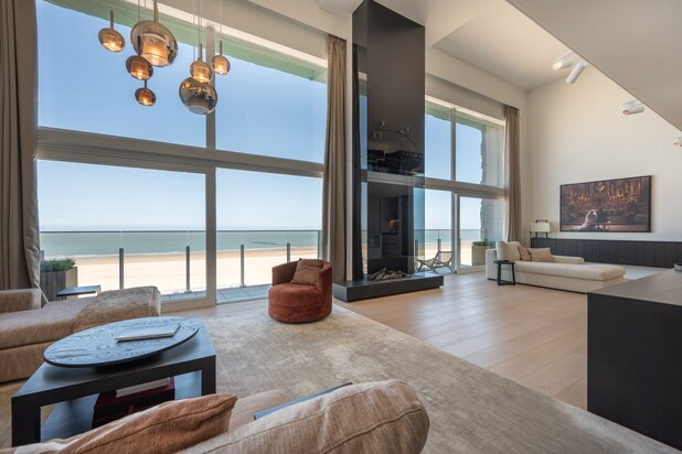 Exceptionnel duplex-penthouse avec mezzanine en front de mer
