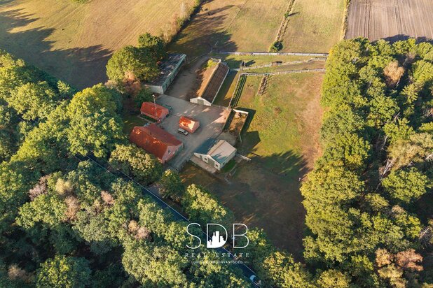 Hoeve met bijgebouwen en graslanden op 93.155m²