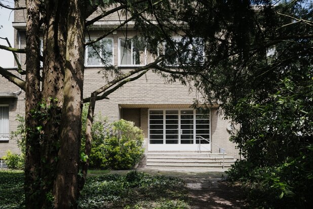 Omgeving Sint-Pieters station - Imposante half vrijstaande villa met parktuin, in nieuwe zakelijkheid naar een ontwerp van architect Geo Bontinck (1935).