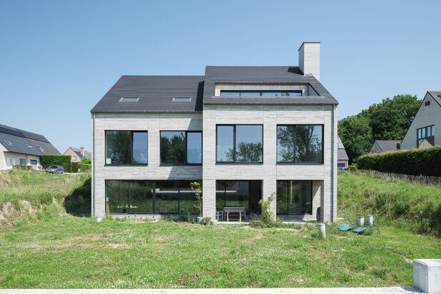 Architecturale casco-nieuwbouw bestaande uit een uitzonderlijke stapelwoning met onderliggende garage en adembenemende zichten over de Scheldevallei.