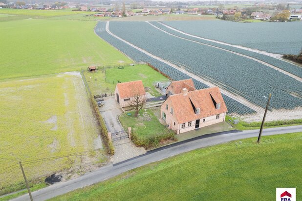Landelijke en hoogwaardig heropgebouwde woning met bijgebouw