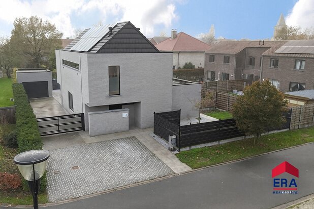 Moderne en stijlvolle villa te koop in Oostwinkel.