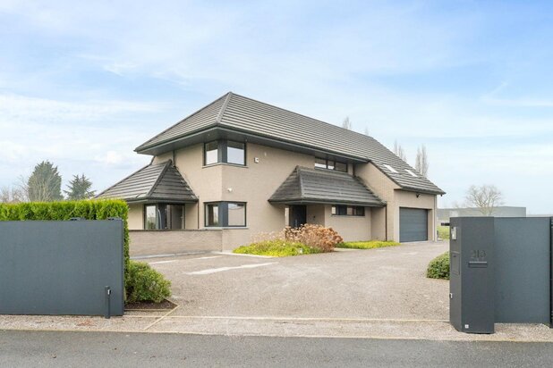 Villa moderne dans un endroit paisible