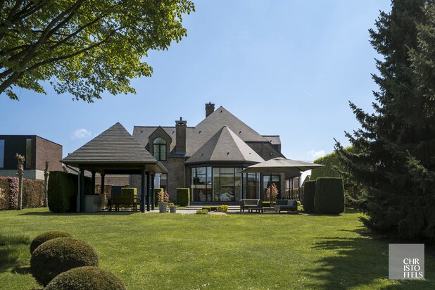 Riante villa (481 m²) met vrij zicht op een perceel van 25a67ca