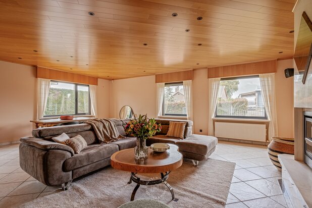 Polyvalente villa met bijgebouw te Beervelde