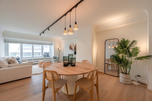 Schitterend gerenoveerd appartement heel goed gelegen op de Kustlaan te Knokke.
