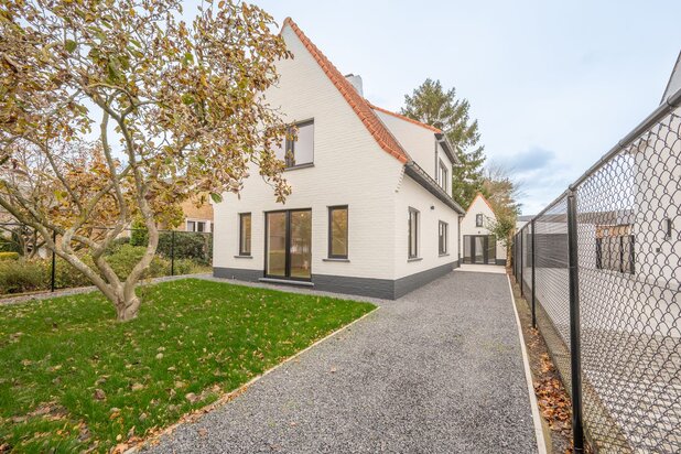 Charmante gerenoveerde open bebouwing te koop met 4 slaapkamers in het hartje van Sint-Andries