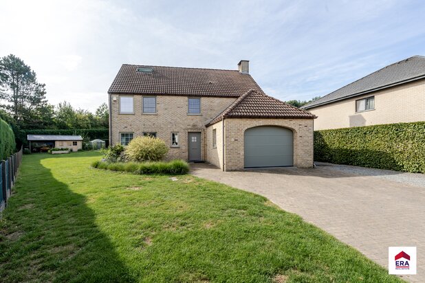 Villa prête à emménager avec piscine et grand jardin