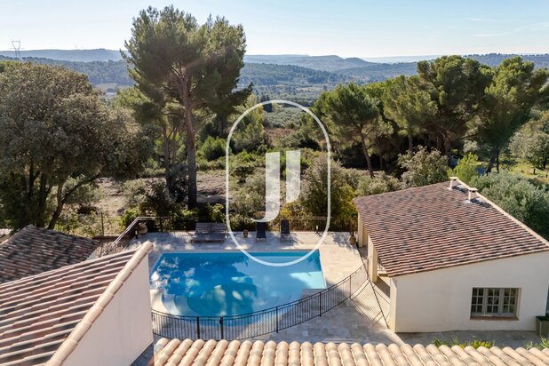 Charmante villa met zwembad en panoramisch uitzicht in Coudoux