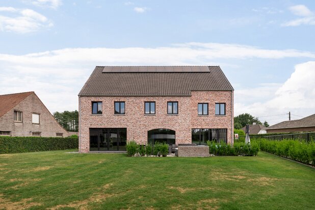 Luxe recente villa met 4 slaapkamers, 3 badkamers 