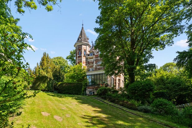 Propriété de caractère au cœur d’une nature verdoyante