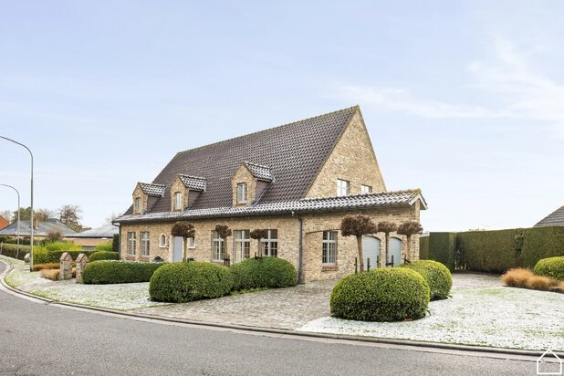 Villa Deluxe à Menen, 4 chambres, jardin, 1 sdb, garage double, 2 parkings, 325 m² habitables, construite en 1987.