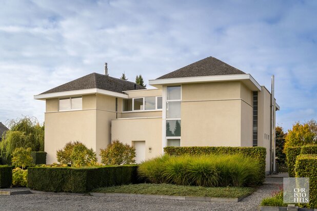 Uitzonderlijke villa van 320m2 gelegen in het pittoreske Leut, op een boogscheut van de Maas!