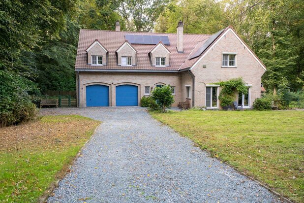 Très grande maison rénovée (± 398 m²) sur un terrain de ± 60 ares dans le prestigieux Bois de Strihoux