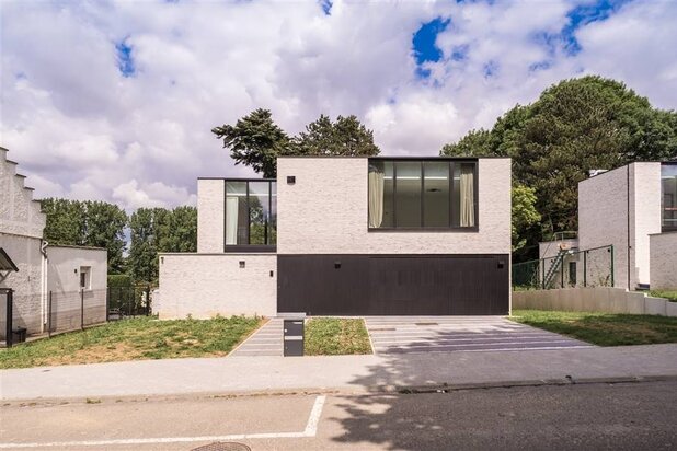 MAGNIFIQUE NOUVELLE VILLA HYPER BIEN SITUE