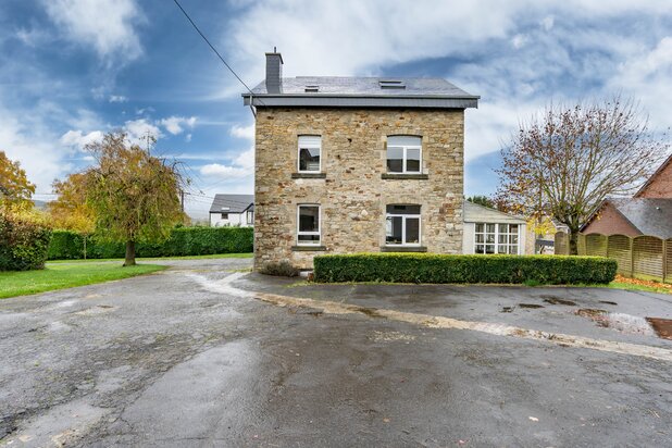 Propriété équestre avec maison en pierre rénovée à Vielsalm