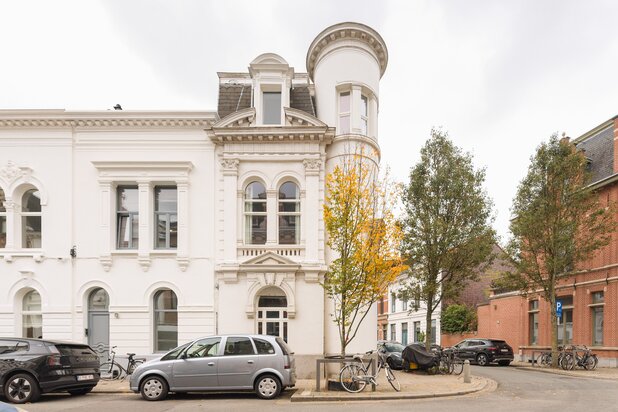 Wonen in een beschermde hoekwoning van Jos Bascourt uit 1894 is wonen in een uniek stuk Zurenborg, zonder renovatieplicht