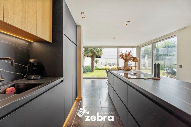 Instapklare woning met ruime loods van ± 600 m² te Oostrozebeke!