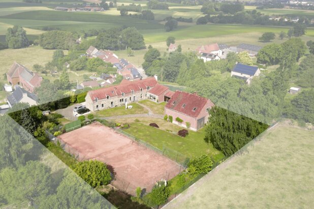 Loin des regards, découvrez cette magnifique propriété! 