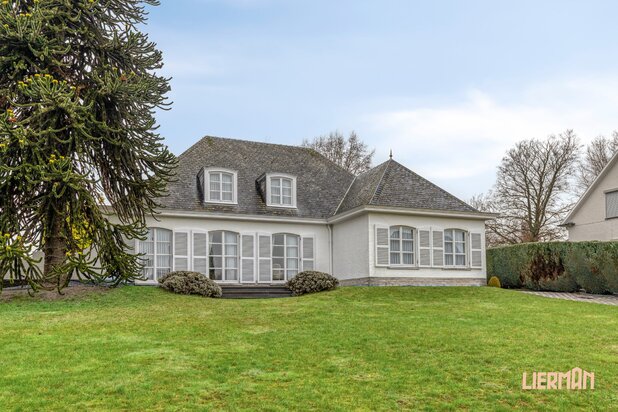 Klassevolle villa op 19a met 4SLK's, dubbele garage en grote tuin