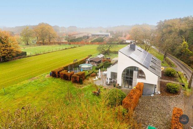 Moderne woning met panoramisch uitzicht op weilanden