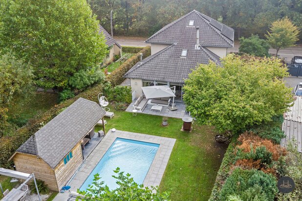 Imposante ruime villa met zwembad en een prachtige tuin