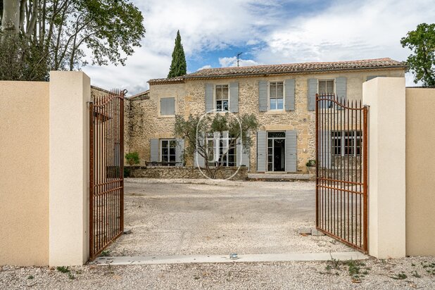 Provençaalse Bastide uit de 16e eeuw te koop in Pélissanne