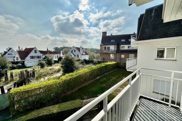 Appartement deux chambres entièrement rénové, à distance de marche de la plage de Duinbergen.