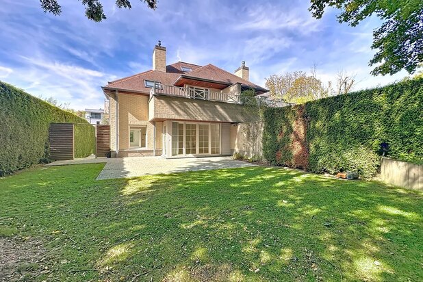 Dolez : Belle maison 3 façades + jardin + garage