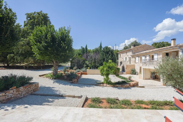 Gerenoveerde stenen boerderij en bijgebouwen, in het hart van 14 hectare in Simiane-la-Rotonde
