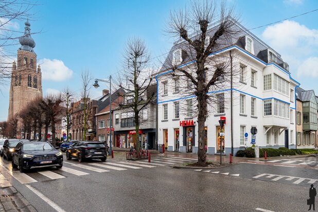 In hartje Hoogstraten presenteren we u dit uitzonderlijk royaal appartement.