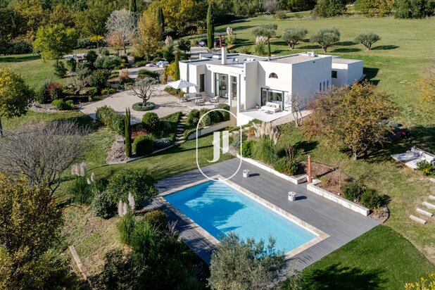 Uitzonderlijke hedendaagse woning met panoramisch uitzicht te koop in Roussillon