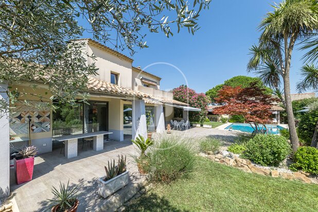 Elegante villa met zwembad en aangelegde tuin nabij Avignon 