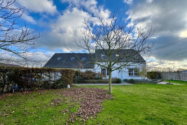 Karaktervolle fermette in Zomergem met zwemvijver en weids uitzicht