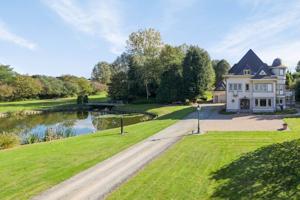Prachtig gerenoveerde villa op 2Ha groen.